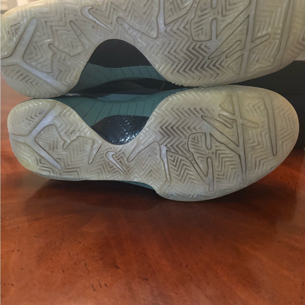 Nike Men's Green Athletic Shoes - Picture 3 of 5